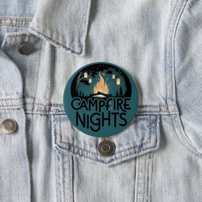 Badge Rond 7,6 Cm Cozy Campfire Nights Rustic Outdoor Adventure (En situation)