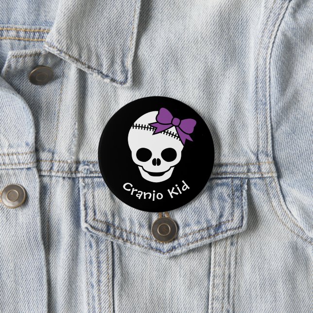 Badge Rond 7,6 Cm Cranio Crâne fille avec botte violette (En situation)
