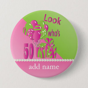 Badge Rond 7,6 Cm Regardez qui est 50 dans le rose - le cinquantièm