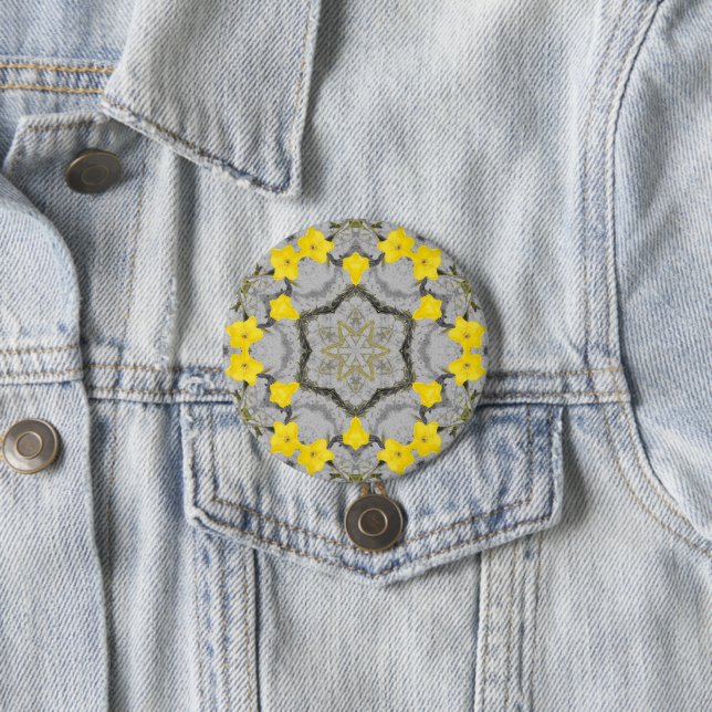 Badge Rond 7,6 Cm Roue d'Harmonie Jonquille  (En situation)