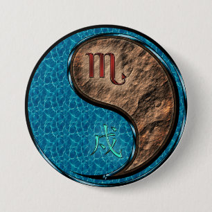 Badge Rond 7,6 Cm Scorpion & Chien de Terre