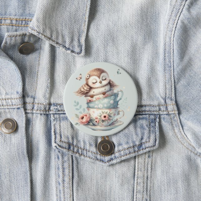 Badge Rond 7,6 Cm Sleeping Owl in Stacked Floral Teacups (En situation)