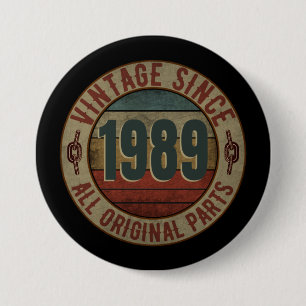 BADGE ROND 7,6 CM VINTAGE DEPUIS 1989 TOUTES PIÈCES D'ORIGINE.