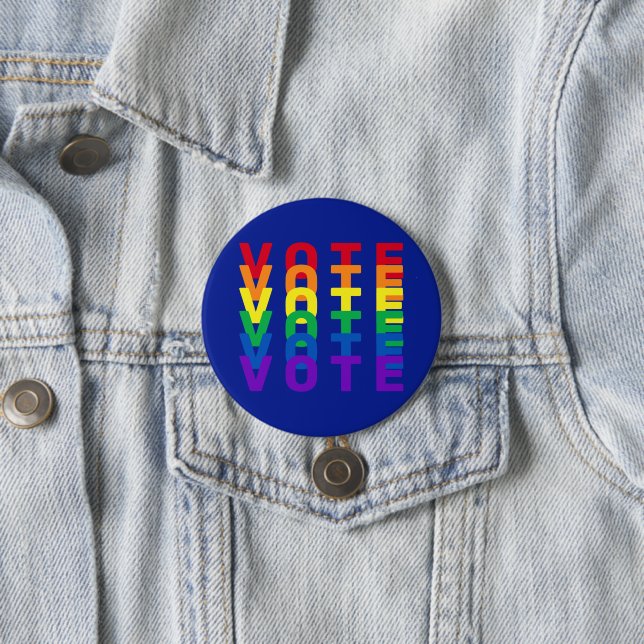Badge Rond 7,6 Cm VOIR Lettres Arc-en-ciel (En situation)