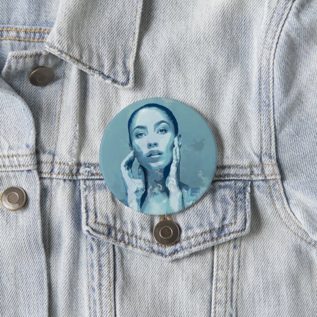 Badge Rond 7,6 Cm "Woman in Blue" (En situation)