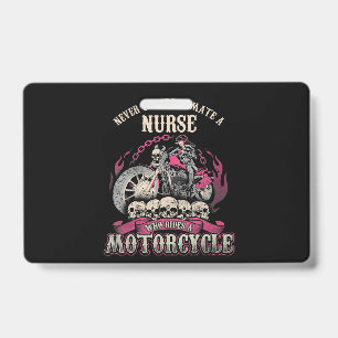Badge Sous-estimer l'infirmière qui fait de la moto Bike