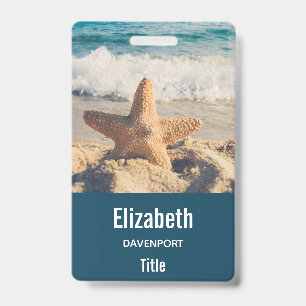 Badge Starfish sur une plage de sable Photo