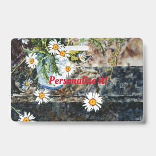 Badge Un pot bleu et blanc de marguerites sur une étagèr