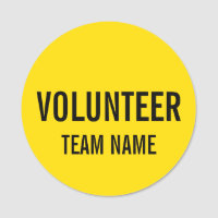 Badge volontaire jaune avec nom d'équipe personnal
