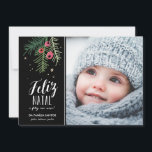 Bagas Vermelhas | Feliz Natal Feiertagskarte<br><div class="desc">Design moderno,  com uma ilustração tirada mão e tipografia.</div>