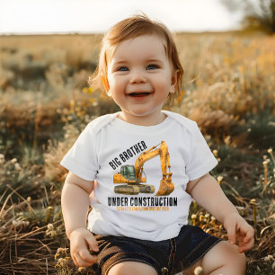 Bagger großer Bruder in Bau mit Datum Baby T-shirt
