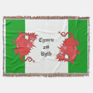 Baguettes rouges mignonnes sur une couverture vert