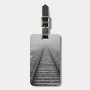 Bahnstrecken verblassen in den Morgennebel Gepäckanhänger