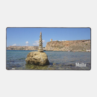 Baie de Ghajn Tuffieha & Cairn en pierre de la tou