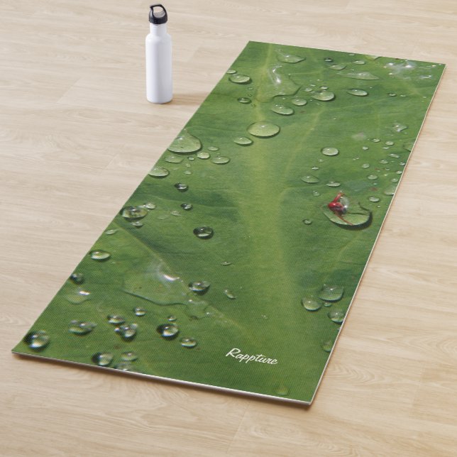 Baisses sur le tapis de yoga de feuille (En situation)