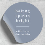 Baking Spirits Bright Minimum Simple Blue Gray Runder Aufkleber<br><div class="desc">Stilvolle moderne Backgeschenke-Etiketten mit klassischer Typografie zitieren "Backgeister hell" mit Trennlinie und Familienname in Weiß. Das Design zeichnet sich durch eine hellblaue, graue Farbe aus. Der Gruß und der Name lassen sich einfach für ein einzigartiges Design wie Ihre spezielle Familie anpassen. Ein trendiges, minimalistisches und zeitgenössisches Design, das sich in...</div>