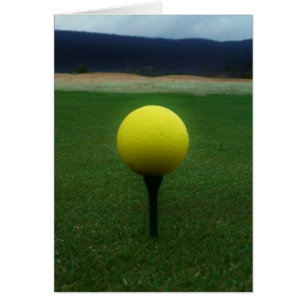 Bal de golf jaune sur un terrain de golf de montag