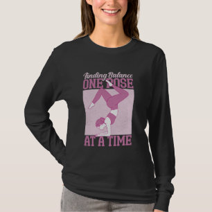 Balance finden Eine Pose bei einer Zeit Yoga-Mama T-Shirt