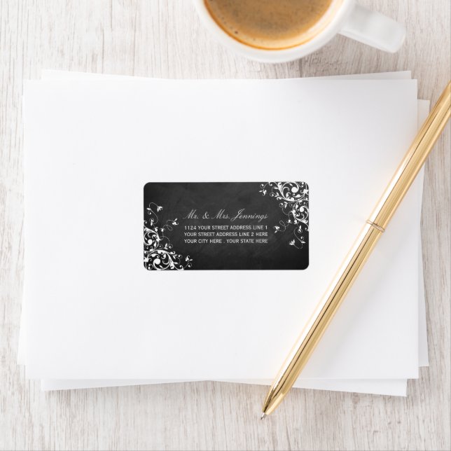 Balançoires Blanches Sur Les Étiquettes De Mariage (En situation)