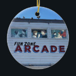 Balboa Fun Zone, Newport Beach, Kalifornien Keramik Ornament<br><div class="desc">Das alte Arkadenschild an der Balboa Fun Zone auf der Balboa Halbinsel in Newport Beach, Kalifornien. Die Fun Zone wurde 1936 erbaut und seitdem mehrmals aktualisiert und an neue Besitzer verkauft. Es verfügt über ein Riesenrad, eine Arkade, Autos für Stoßstangen und mehrere Souvenirläden. Es gibt auch Reisegesellschaften, die den Hafen...</div>