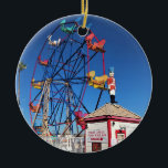 Balboa Fun Zone, Newport Beach, Kalifornien Keramik Ornament<br><div class="desc">Das Riesenrad in der Balboa Fun Zone auf der Balboa Halbinsel in Newport Beach, Kalifornien. Die Fun Zone wurde 1936 erbaut und seitdem mehrmals aktualisiert und an neue Besitzer verkauft. Es verfügt über ein Riesenrad, eine Arkade, Autos für Stoßstangen und mehrere Souvenirläden. Es gibt auch Reisegesellschaften, die den Hafen umsegeln,...</div>
