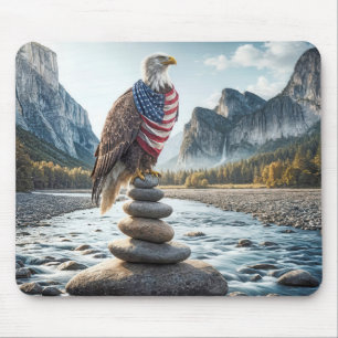 Bald Adler auf Cairn mit amerikanischer Flagge Mousepad