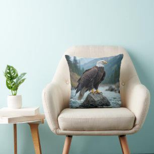 Bald Adler auf einem Felsen Kissen
