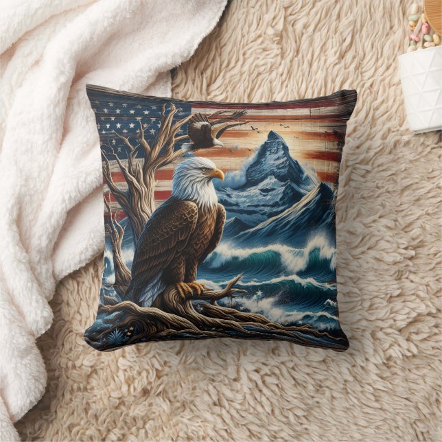 Bald-Adler auf Zweig in der Nähe von Bergen Kissen (Decke)