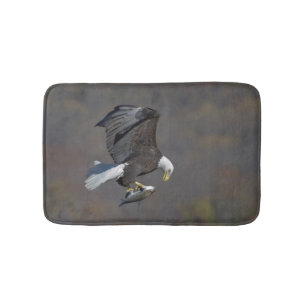 Bald-Adler, der einen Fisch anstarrt Badematte