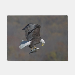 Bald-Adler, der einen Fisch anstarrt Fußmatte