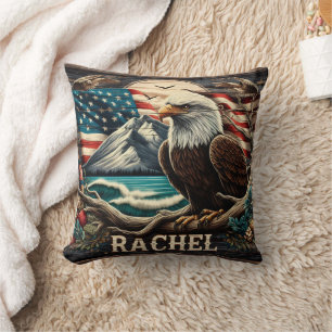 Bald Adler gegen Berg und amerikanische Flagge Kissen