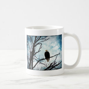 Bald Adler in einem Baum mit blauem Himmel und Wol Kaffeetasse