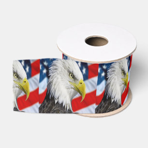 Bald-Adler-Kopf und eine amerikanische Flagge Ripsband