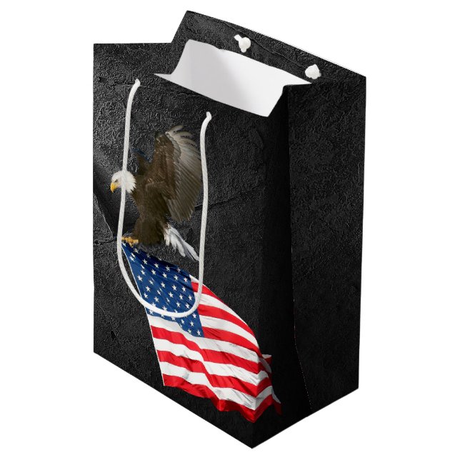 Bald-Adler mit amerikanischer Flagge Mittlere Geschenktüte (Vorderseite Schrägansicht)