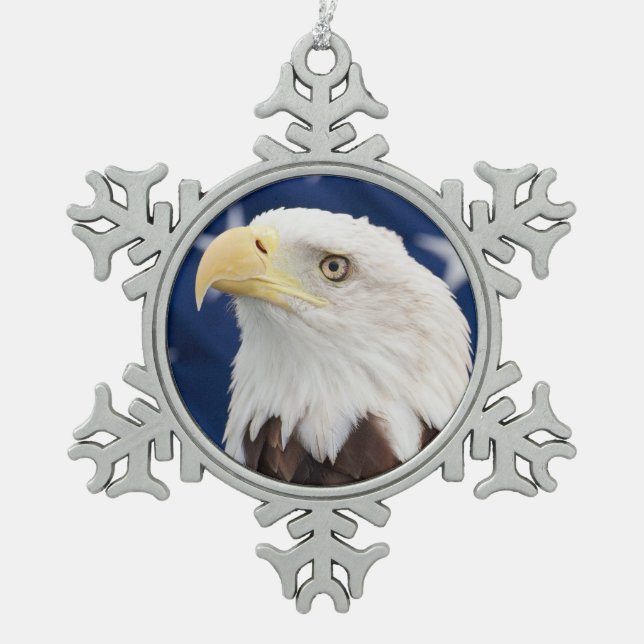 Bald Adler mit amerikanischer Flagge Schneeflocken Zinn-Ornament (Vorderseite)