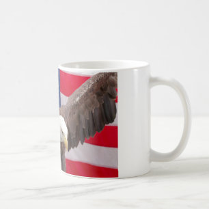 Bald Adler mit dem Puzzle der amerikanischen Flagg Kaffeetasse
