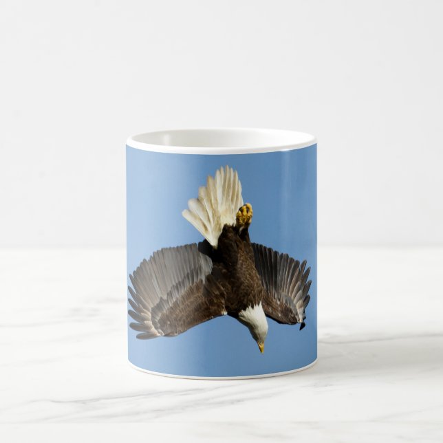 Bald-Adler taucht ins Wasser Kaffeetasse (Mittel)