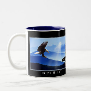 Bald-Adler und Totem-Pole-Tasse Zweifarbige Tasse