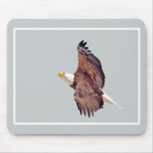 Bald Adleraugen zum Himmel Mousepad