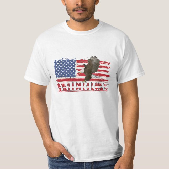 Bald Eagle auf amerikanischer Flagge T-Shirt (Vorderseite)