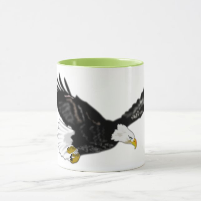 Bald Eagle Flying Tasse Geschenk (Zentrum)