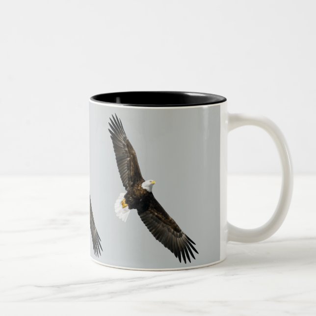 Bald Eagle Soaring Zweifarbige Tasse (Rechts)