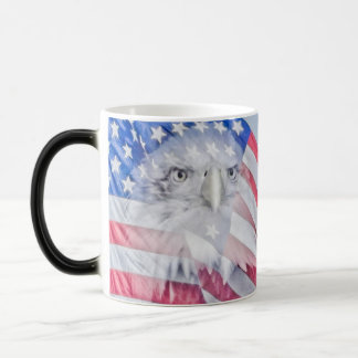 Bald Eagle und die amerikanische Flagge Verwandlungstasse