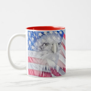 Bald Eagle und die amerikanische Flagge Zweifarbige Tasse