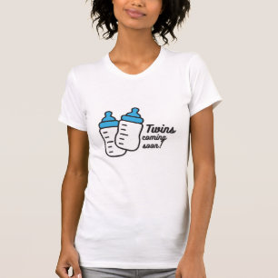 Bald kommen zwei Neugeborene T-Shirt
