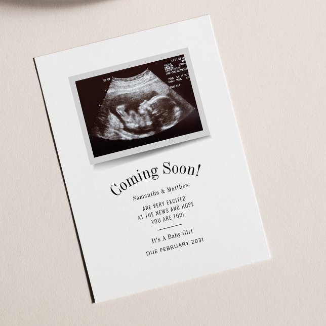 Bald kommt die Ultrasound Foto Gender Reveal Card Einladung (Von Creator hochgeladen)