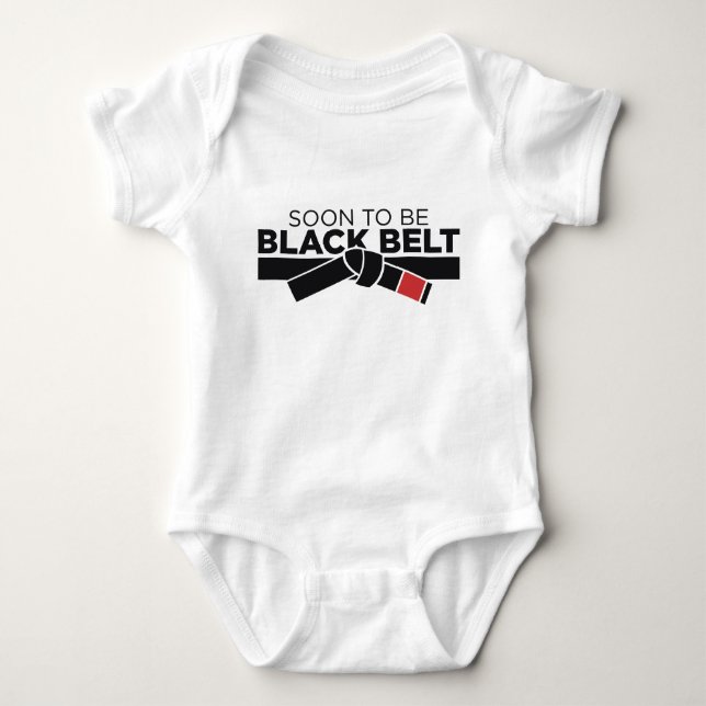 Bald, um schwarzer Gürtel zu sein !!! Baby Strampler (Vorderseite)