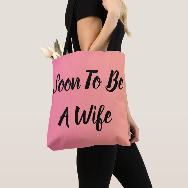 Bald wird eine Ehefrau Tasche (Von Nahem)