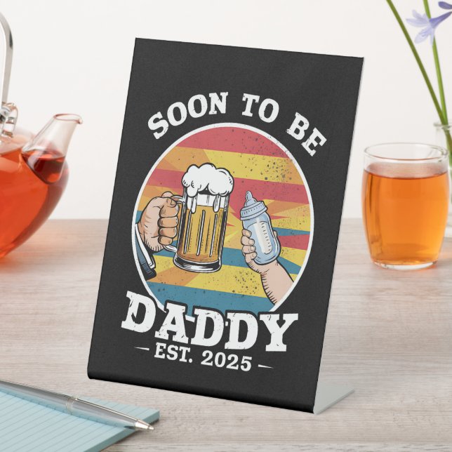 Bald zu Daddy 2025 erste Daddy 2025 Retro Sockelschild (In Situ)