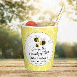 Bald zu einer Familie von drei | Babydusche Pappbecher